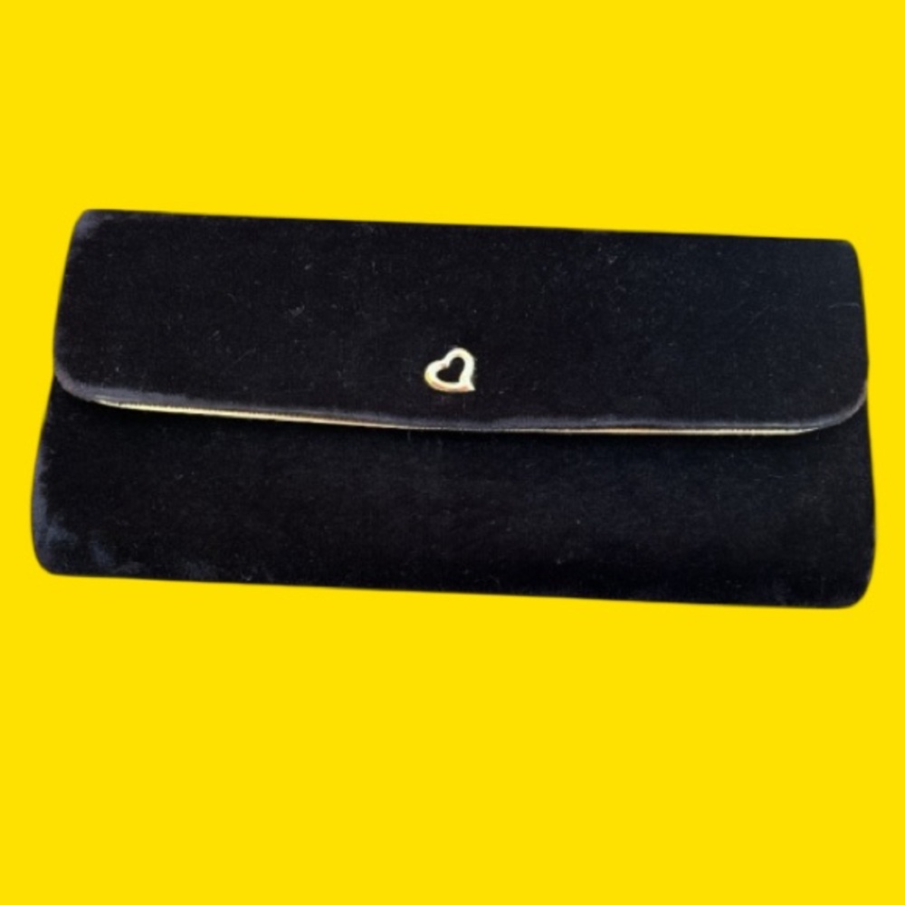 🔥VICTORIA’S SECRET! Y2K! GORGEOUS BLACK VELVET CLUTCH PURSE! GOLD HEART CLASP!